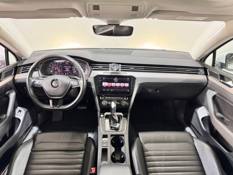 VOLKSWAGEN - PASSAT - 2018/2018 - Branca - R$ 149.900,00