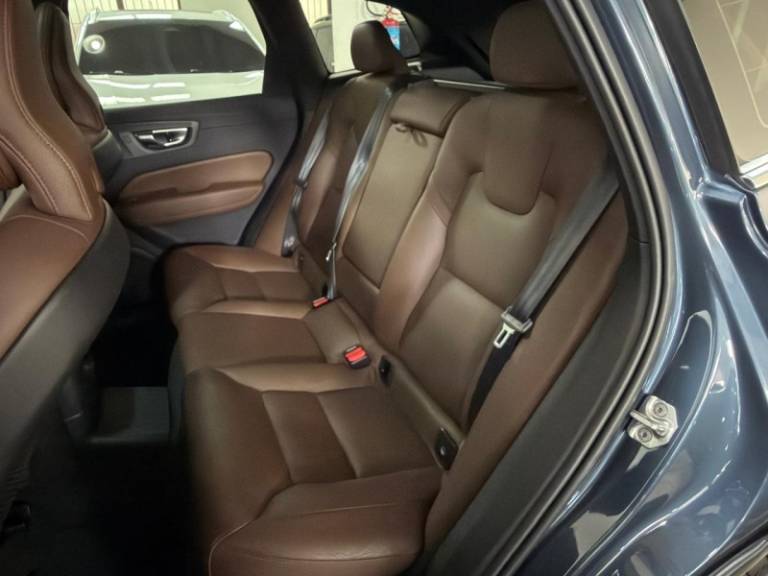 VOLVO - XC60 - 2021/2022 - Azul - R$ 236.900,00
