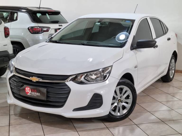 CHEVROLET - ONIX - 2022/2023 - Branca - R$ 81.900,00