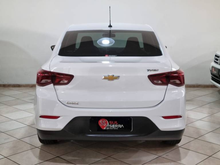 CHEVROLET - ONIX - 2022/2023 - Branca - R$ 81.900,00