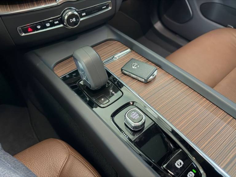 VOLVO - XC60 - 2021/2022 - Azul - R$ 236.900,00