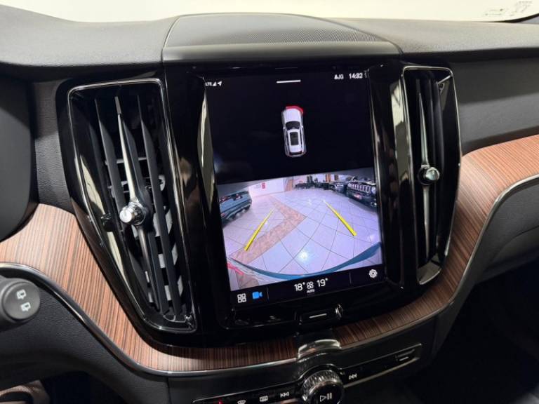 VOLVO - XC60 - 2021/2022 - Azul - R$ 236.900,00