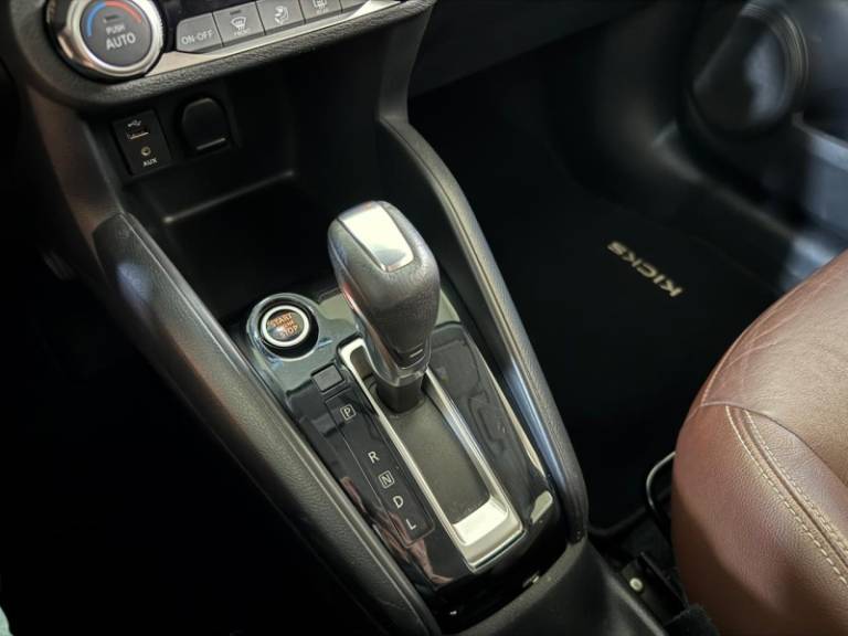 NISSAN - KICKS - 2017/2018 - Branca - R$ 83.900,00