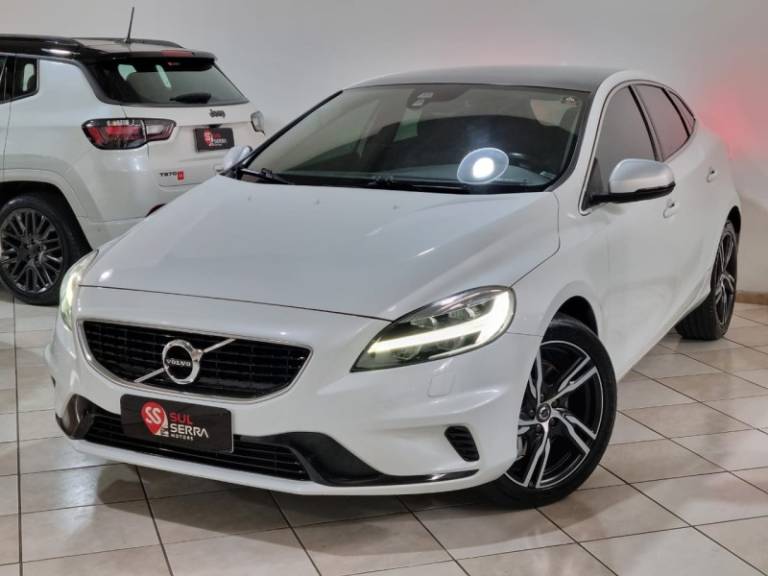 VOLVO - V40 - 2018/2019 - Branca - R$ 119.900,00