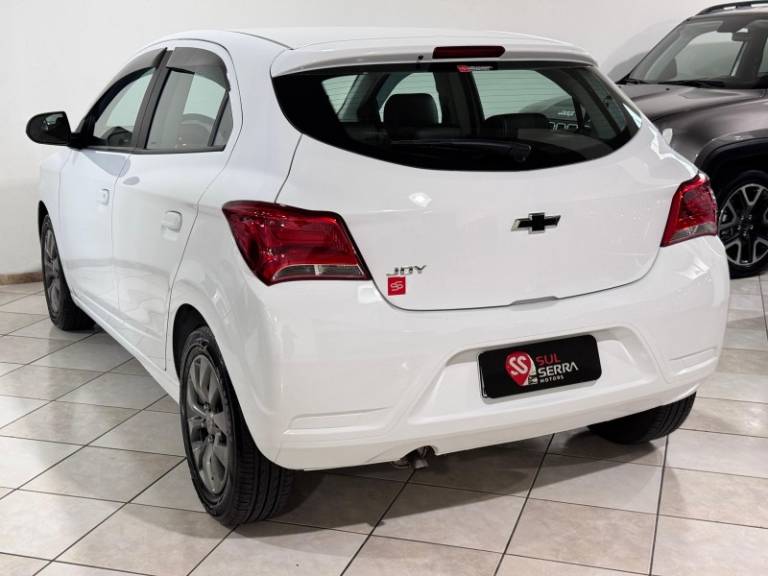 CHEVROLET - ONIX - 2020/2021 - Branca - R$ 62.900,00