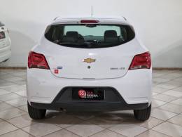 CHEVROLET - ONIX - 2016/2017 - Branca - R$ 61.900,00