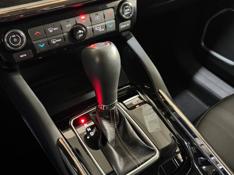 JEEP - COMMANDER - 2023/2023 - Dourada - R$ 167.900,00