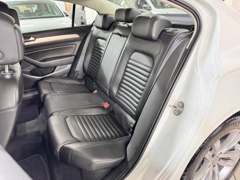VOLKSWAGEN - PASSAT - 2018/2018 - Branca - R$ 149.900,00