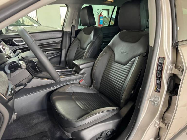 JEEP - COMMANDER - 2023/2023 - Dourada - R$ 167.900,00