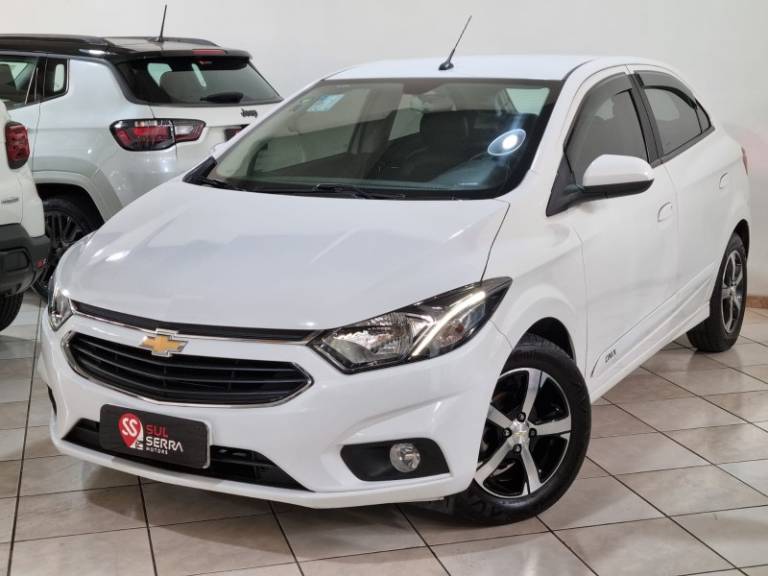 CHEVROLET - ONIX - 2016/2017 - Branca - R$ 61.900,00