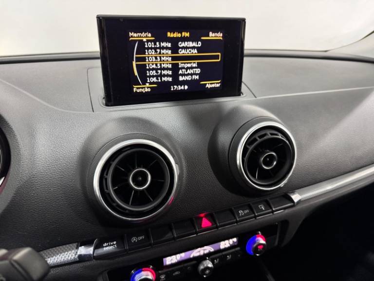 AUDI - A3 - 2015/2015 - Preta - R$ 88.900,00
