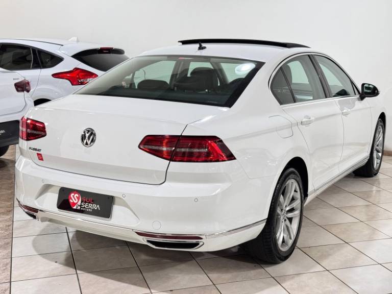 VOLKSWAGEN - PASSAT - 2018/2018 - Branca - R$ 149.900,00
