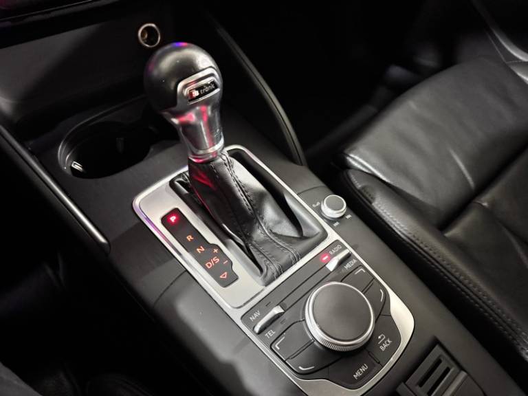 AUDI - A3 - 2015/2015 - Preta - R$ 88.900,00