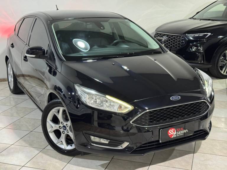FORD - FOCUS - 2016/2017 - Preta - R$ 59.900,00