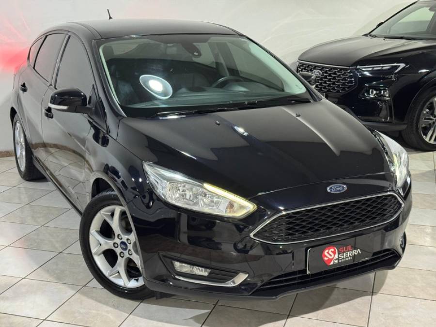 FORD - FOCUS - 2016/2017 - Preta - R$ 59.900,00