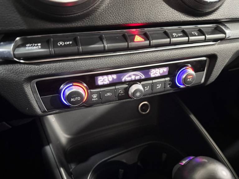 AUDI - A3 - 2015/2015 - Preta - R$ 88.900,00